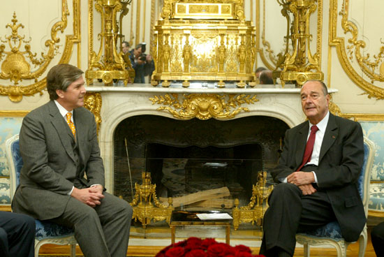 Le Président de la République, M. Jacques CHIRAC et le chef de la délégation des sénateurs américains.