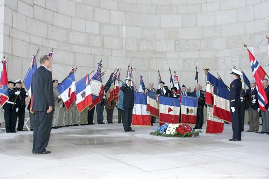 Dépôt de gerbe et salut aux porte-drapeaux au mémorial du Struthof